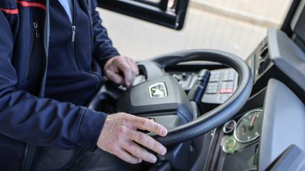44 Prozent der Fahrerinnen und Fahrer von Bussen und Straßenbahnen waren im Jahr 2023 mindestens 55 Jahre alt. Wenn Babyboomer aus sogenannten Engpassberufen in den kommenden Jahren in in Rente gehen, dürfte der Fachkräftemangel in Deutschland aus Expertensicht weiter verschärfen.