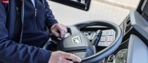 44 Prozent der Fahrerinnen und Fahrer von Bussen und Straßenbahnen waren im Jahr 2023 mindestens 55 Jahre alt. Wenn Babyboomer aus sogenannten Engpassberufen in den kommenden Jahren in in Rente gehen, dürfte der Fachkräftemangel in Deutschland aus Expertensicht weiter verschärfen.
