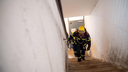 Ausgestattet mit Helm, Sauerstoffflasche und voller Montur – als Letztes waren die Feuerwehrleute beim Tower-Run an der Reihe.