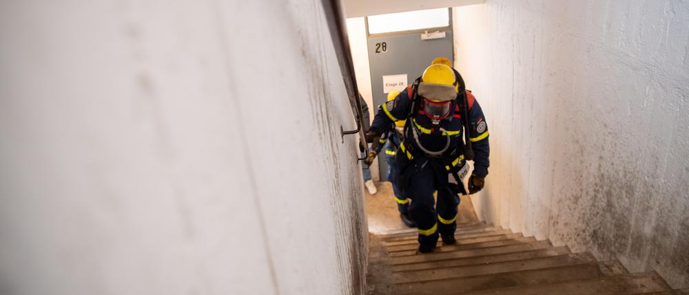 Ausgestattet mit Helm, Sauerstoffflasche und voller Montur – als Letztes waren die Feuerwehrleute beim Tower-Run an der Reihe.