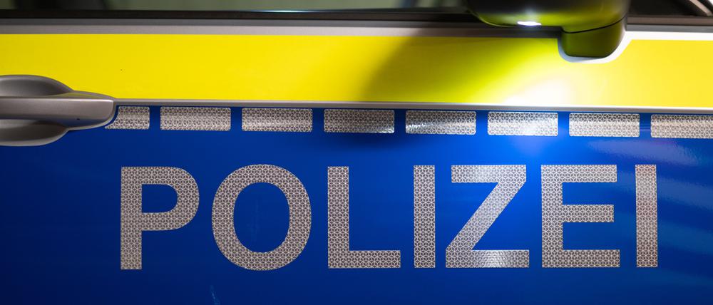 Der Schriftzug „Polizei“ ist auf der Tür eines Polizeiautos zu lesen. (Symbolbild)