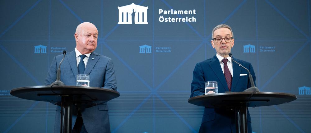 FPÖ-Chef Herbert Kickl und der ÖVP-Vorsitzende Christian Stocker geben bei einer gemeinsamen Pressekonferenz am 13.01.2025 ein erstes Ergebnis der Koalitionsverhandlungen bekannt.