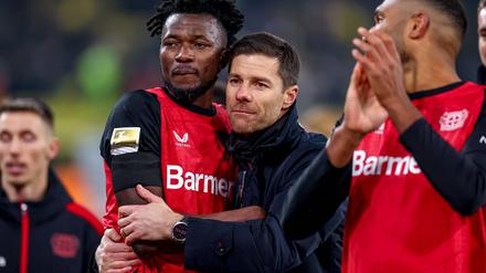 Alonso und sein Team. Jubel nach dem 3:2 Sieg für Bayer Leverkusen. 