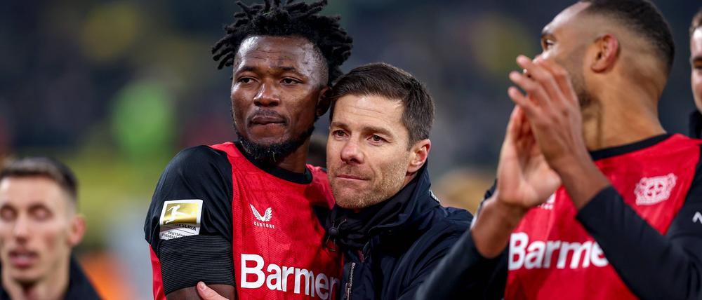 Alonso und sein Team. Jubel nach dem 3:2 Sieg für Bayer Leverkusen.