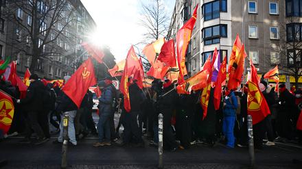 Bei der Rosa-Luxemburg-Konferenz vergangenen Samstag werden Grußworte von Daniela Klette gelesen. Bei der anschließenden Demonstration gab es verletzte Einsatzkräfte und Festnahmen. 