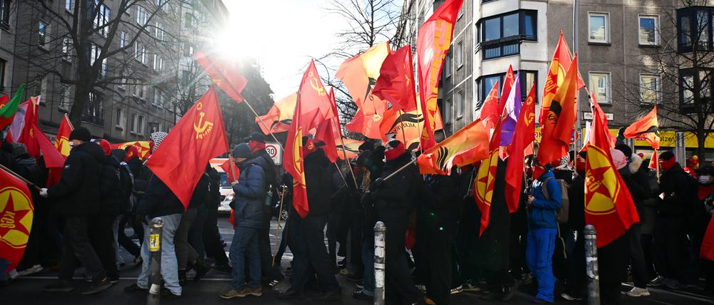 Bei der Rosa-Luxemburg-Konferenz vergangenen Samstag werden Grußworte von Daniela Klette gelesen. Bei der anschließenden Demonstration gab es verletzte Einsatzkräfte und Festnahmen. 