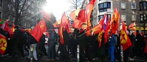 Bei der Rosa-Luxemburg-Konferenz vergangenen Samstag werden Grußworte von Daniela Klette gelesen. Bei der anschließenden Demonstration gab es verletzte Einsatzkräfte und Festnahmen. 