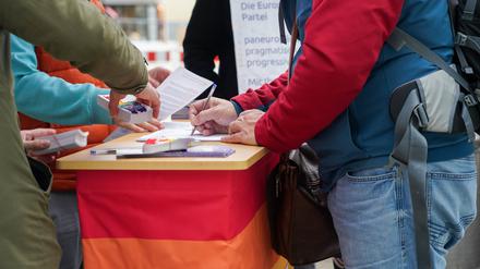 Unterschriftenstand der Kleinpartei Volt in München.