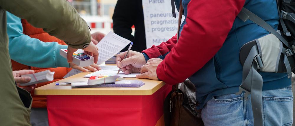 Unterschriftenstand der Kleinpartei Volt in München.