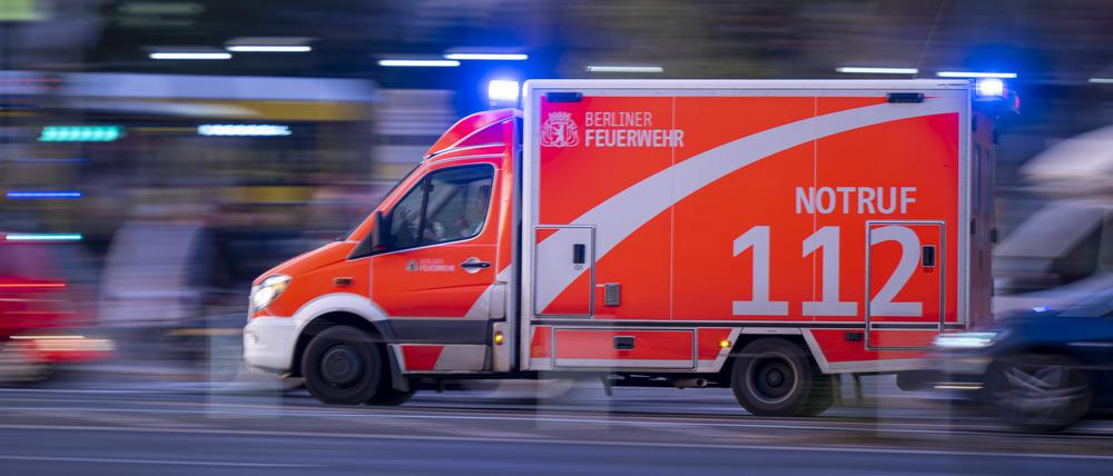Ein Rettungswagen der Berliner Feuerwehr fährt mit Blaulicht zum Einsatz. (Symbolbild)