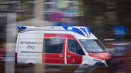 Mit Blaulicht ist ein Rettungswagen zu einem Notfall-Einsatz unterwegs. 
