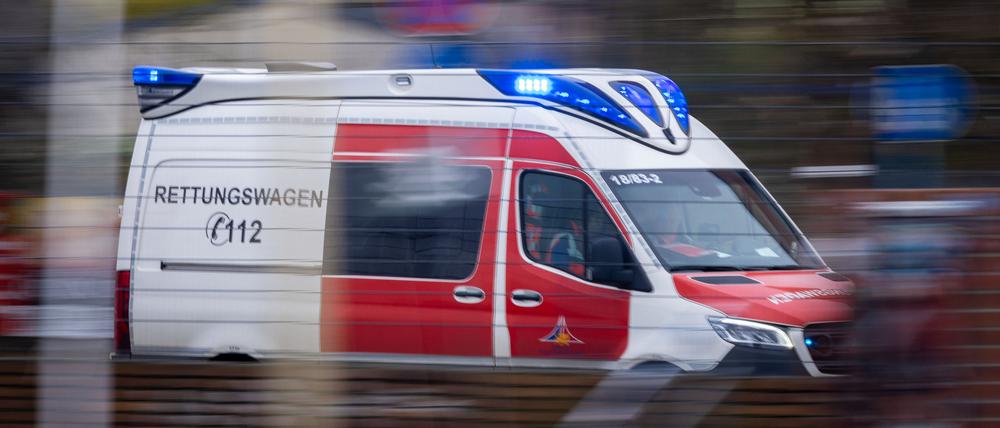 Mit Blaulicht ist ein Rettungswagen zu einem Notfall-Einsatz unterwegs. 