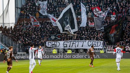 Das Banner beim Heimspiel des FC St. Pauli gegen Eintracht Frankfurt.