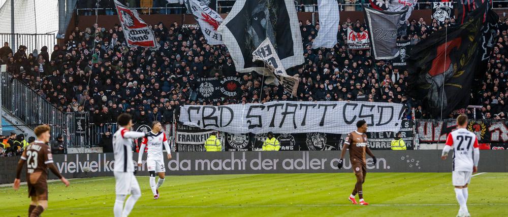 Das Banner beim Heimspiel des FC St. Pauli gegen Eintracht Frankfurt.