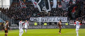 Das Banner beim Heimspiel des FC St. Pauli gegen Eintracht Frankfurt.