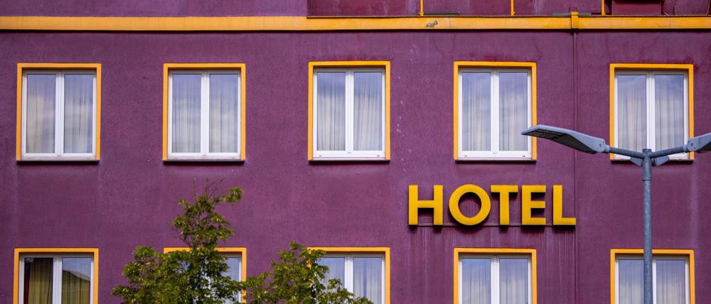 Der Schriftzug „Hotel“ ist an einem Gästehaus zu sehen.