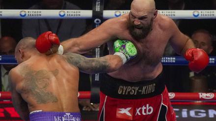 Tyson Fury (r) hat erneut seine Karriere beendet.