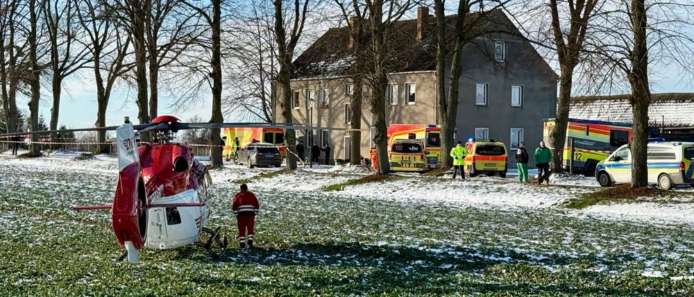 Großeinsatz von Polizei und Rettungskräften nach einem Gewaltverbrechen in Casekow im Nordosten Brandenburgs.
