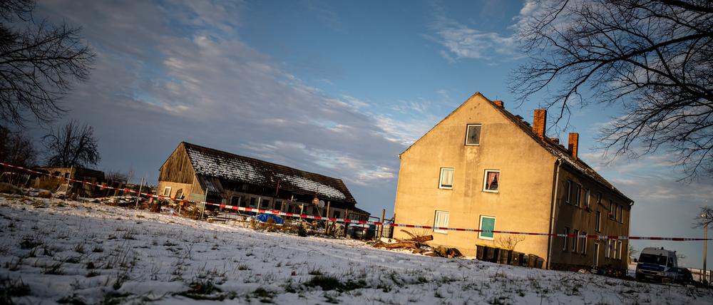 In diesem Mehrfamilienhaus in Casekow sind ein Jugendlicher und eine Frau getötet worden.