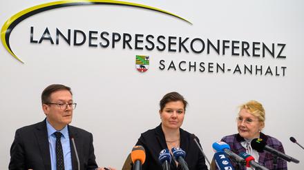 Bundesopferbeauftragter Roland Weber und Sachsen-Anhalts Justizministerin Franziska Weidinger sprechen bei einer Pressekonferenz in Magdeburg.
