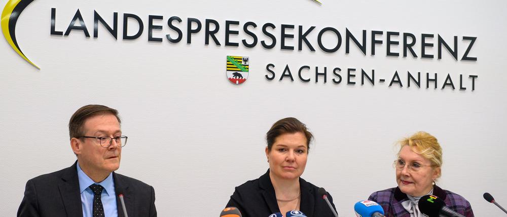 Bundesopferbeauftragter Roland Weber und Sachsen-Anhalts Justizministerin Franziska Weidinger sprechen bei einer Pressekonferenz in Magdeburg.