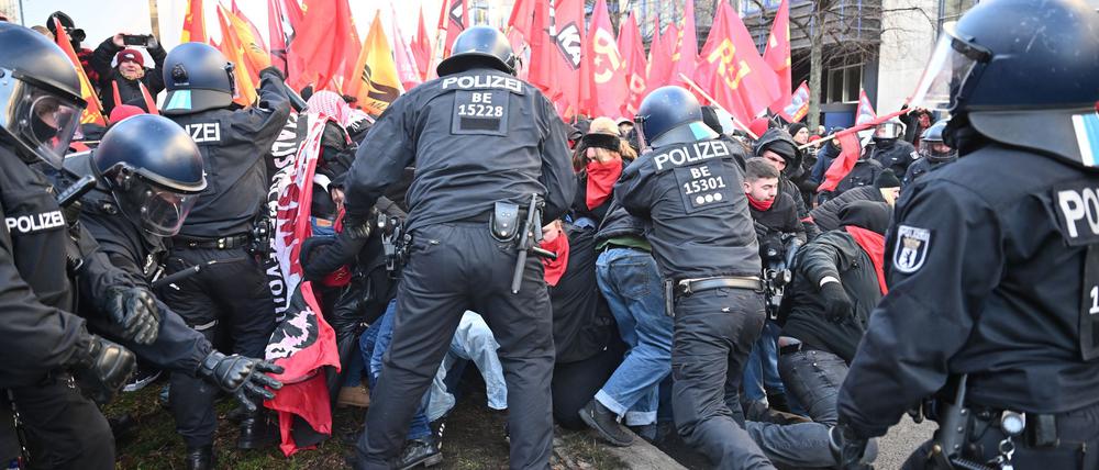 Insgesamt 31 Menschen wurden bei den Gedenkveranstaltungen am Sonntag festgenommen. (Archivbild)
