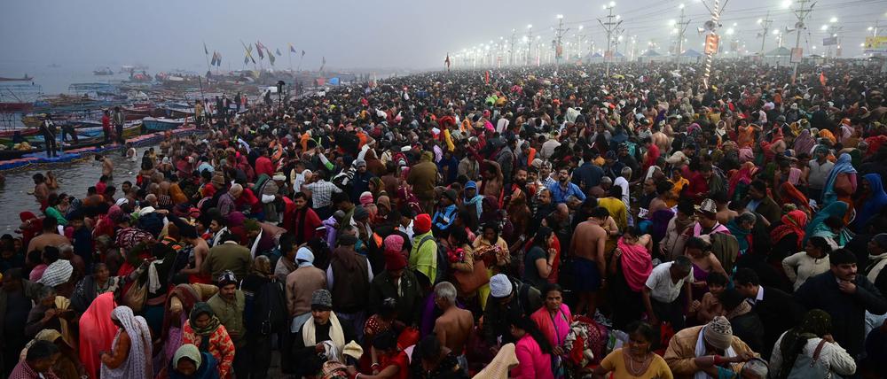 Pilger versammeln sich am Zusammenfluss von Ganges und Jamuna, um ein Bad zu nehmen.