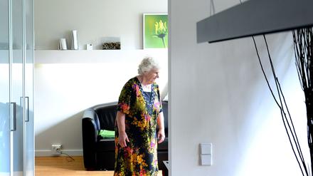 Eine Musterwohnung im Rahmen des Projekts „Smart Senior at home“ (Telemedizin) Auf dem Kiewitt 35 in Potsdam, aufgenommen am 27. August 2012. Die technische Ausstattung ermöglicht es Senioren, länger in ihrer eigenen Wohnung zu bleiben. Im Bild: Sigrid Gorn, die an dem Testprojekt teilgenommen hat. 