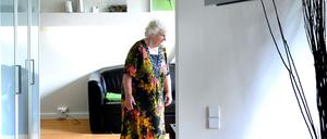 Eine Musterwohnung im Rahmen des Projekts „Smart Senior at home“ (Telemedizin) Auf dem Kiewitt 35 in Potsdam, aufgenommen am 27. August 2012. Die technische Ausstattung ermöglicht es Senioren, länger in ihrer eigenen Wohnung zu bleiben. Im Bild: Sigrid Gorn, die an dem Testprojekt teilgenommen hat. 