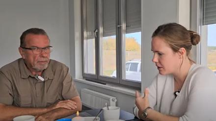 Der frühere Potsdamer Unternehmer Remo Kirsch, hier bei einem Interview mit der Bloggerin Alina Lipp, die unter anderem vom bayerischen Verfassungsschutz als Pro-Putin-Propagandistin kritisiert wird.