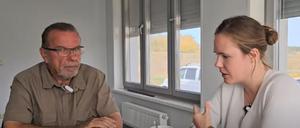 Der frühere Potsdamer Unternehmer Remo Kirsch, hier bei einem Interview mit der Bloggerin Alina Lipp, die unter anderem vom bayerischen Verfassungsschutz als Pro-Putin-Propagandistin kritisiert wird.