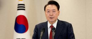 Das Foto zeigt den entmachteten südkoreanischen Präsident Yoon vor dessen Suspendierung. Er hält eine Rede vor der Nation.