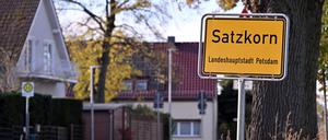 Auf einem Acker bei Satzkorn soll ein großer Solarpark entstehen, doch so recht vorangeht es damit nicht.