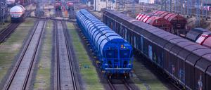 ARCHIV - 25.01.2024, Mecklenburg-Vorpommern, Wismar: Güterwaggons stehen im Rangierbahnhof am Seehafen.