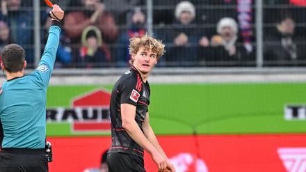 Berlins Tom Rothe wurde nah seiner Roten Karte für zwei Spiele gesperrt.