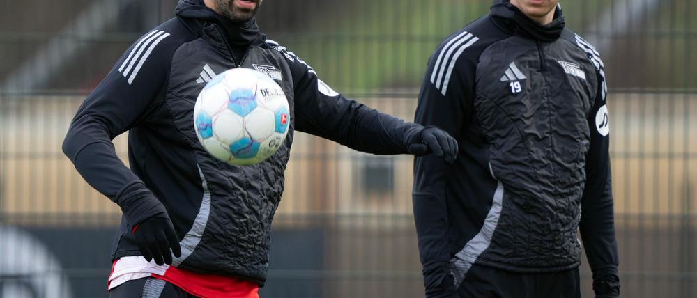 Unions Rani Khedira (l) spielte einst beim FC Augsburg.
