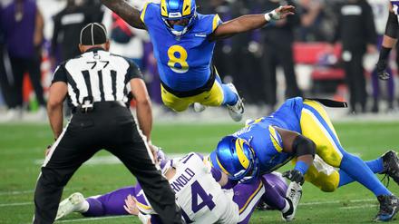 Die Rams machten das Leben für Vikings-Quarterback Sam Darnold sehr unangenehm.