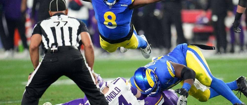 Die Rams machten das Leben für Vikings-Quarterback Sam Darnold sehr unangenehm.