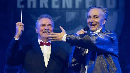 Jan Böhmermann tritt zusammen mit Claus Weselsky, dem Ex-Vorsitzenden der Gewerkschaft Deutscher Lokomotivführer, zu Beginn seiner Showtournee in der Jahrhunderthalle Frankfurt auf.