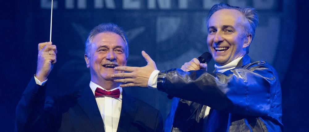 Jan Böhmermann tritt zusammen mit Claus Weselsky, dem Ex-Vorsitzenden der Gewerkschaft Deutscher Lokomotivführer, zu Beginn seiner Showtournee in der Jahrhunderthalle Frankfurt auf.