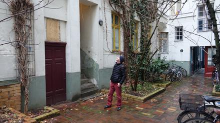 Der Hobbyautor Karl Rodenberg im Innenhof seines ehemaligen Wohnhauses.