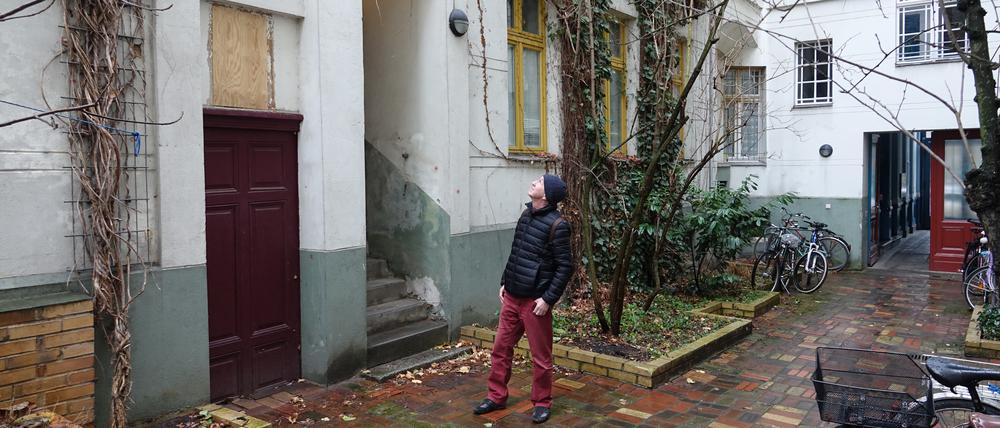 Der Hobbyautor Karl Rodenberg im Innenhof seines ehemaligen Wohnhauses.