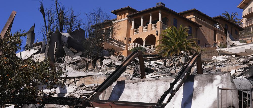 12.01.2025, USA, Malibu: Ein Haus steht über den Trümmern des Palisades Fire in Malibu, Kalifornien.