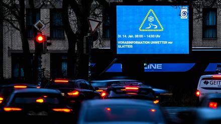 Auf einer Anzeigetafel in der Bremer Innenstadt wird vor Glatteis gewarnt.