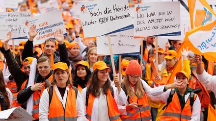 Ärztinnen und Ärzte demonstrieren in Frankfurt/Main für höhere Gehälter und bessere Arbeitsbedingungen.