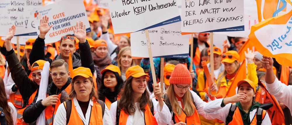 Ärztinnen und Ärzte demonstrieren in Frankfurt/Main für höhere Gehälter und bessere Arbeitsbedingungen.