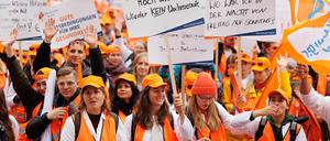 Ärztinnen und Ärzte demonstrieren in Frankfurt/Main für höhere Gehälter und bessere Arbeitsbedingungen.
