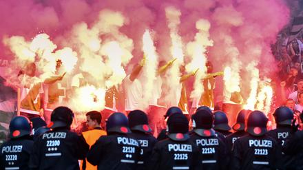 Die Polizei ist an jedem Bundesligawochenende mit Tausenden Beamten im Einsatz.