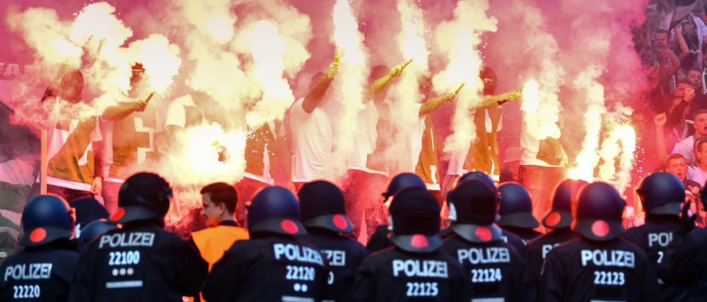 Die Polizei ist an jedem Bundesligawochenende mit Tausenden Beamten im Einsatz.
