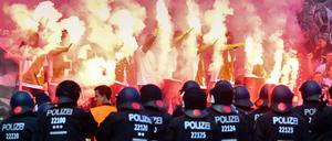 Die Polizei ist an jedem Bundesligawochenende mit Tausenden Beamten im Einsatz.